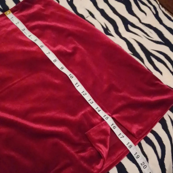 💙🐾Deep cherry velvet mini skirt with a slit - Picture 13 of 14